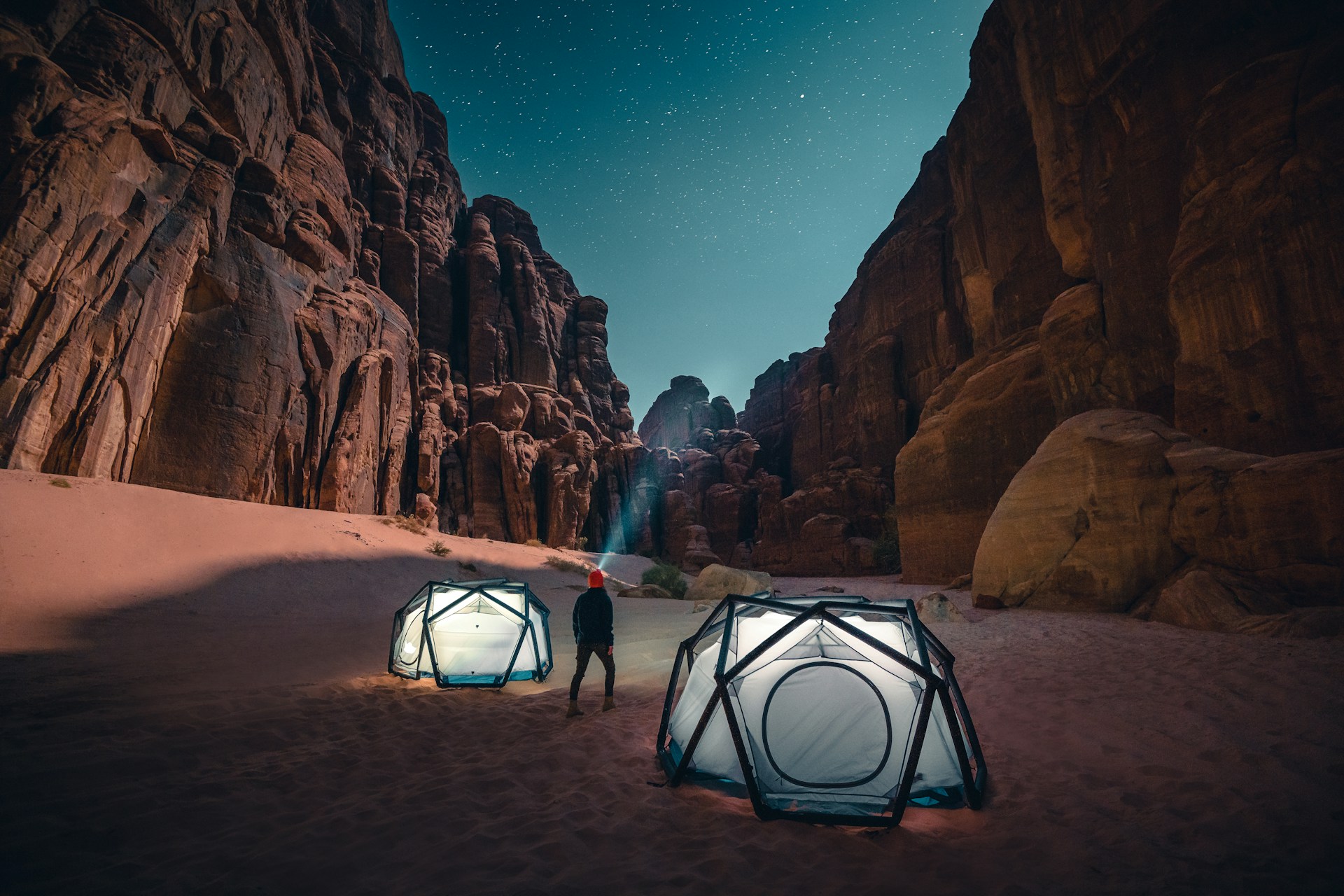 Outdoor-Campingausrüstung -Outdoor-Campingausrüstung neom ckfXPMb2 BI unsplash